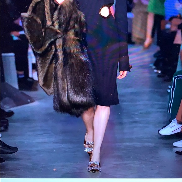 Burberry Runway Pump - Picture 5 of 11